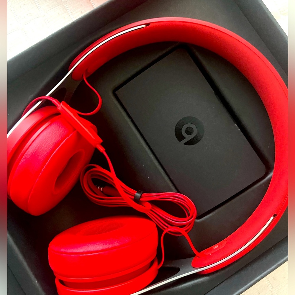 Beats EP— brand new, never used and in original box. Red color. Wire connection.